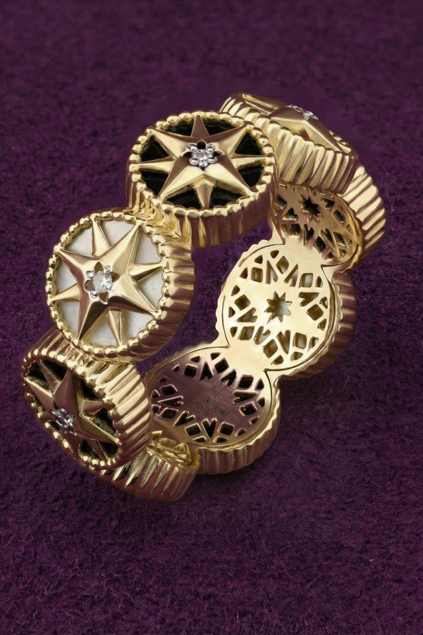 Кольцо из лимонного золота c бриллиантами, ониксом и перламутром