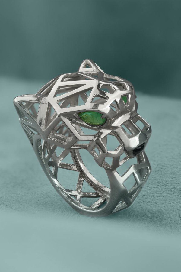 Кольцо из белого золота c изумрудом и ониксом