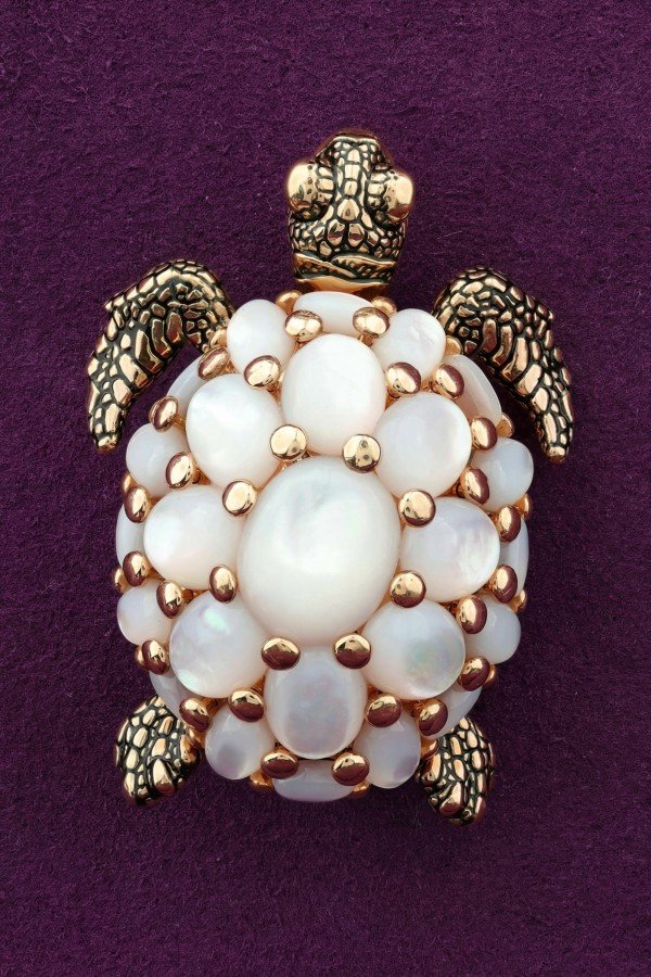 Брошь из золота c эмалью и перламутром