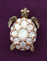 Брошь из золота c эмалью и перламутром