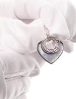 Подвеска из белого золота c бриллиантами, ониксом и перламутром