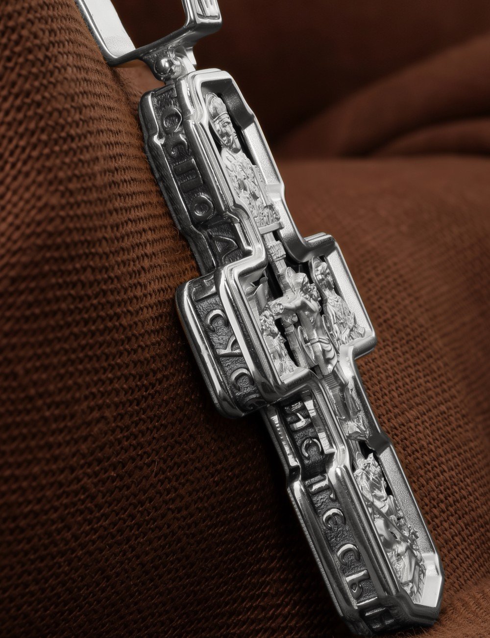 Крест из белого золота c ониксом