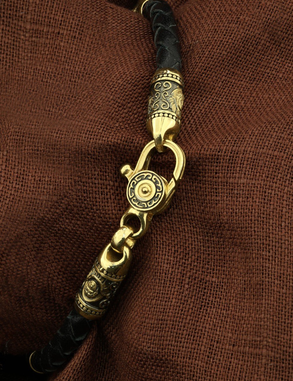 Браслет из лимонного золота c кожаным шнурком