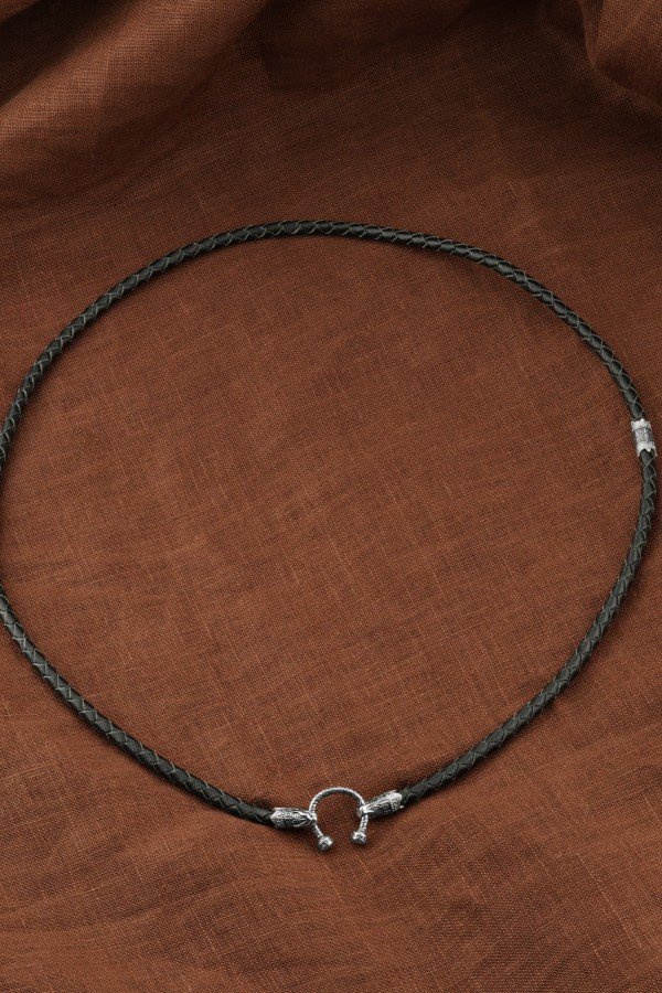 Гайтан из белого золота c кожаным шнурком