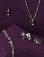 Серьги из белого золота c бриллиантами и ониксом