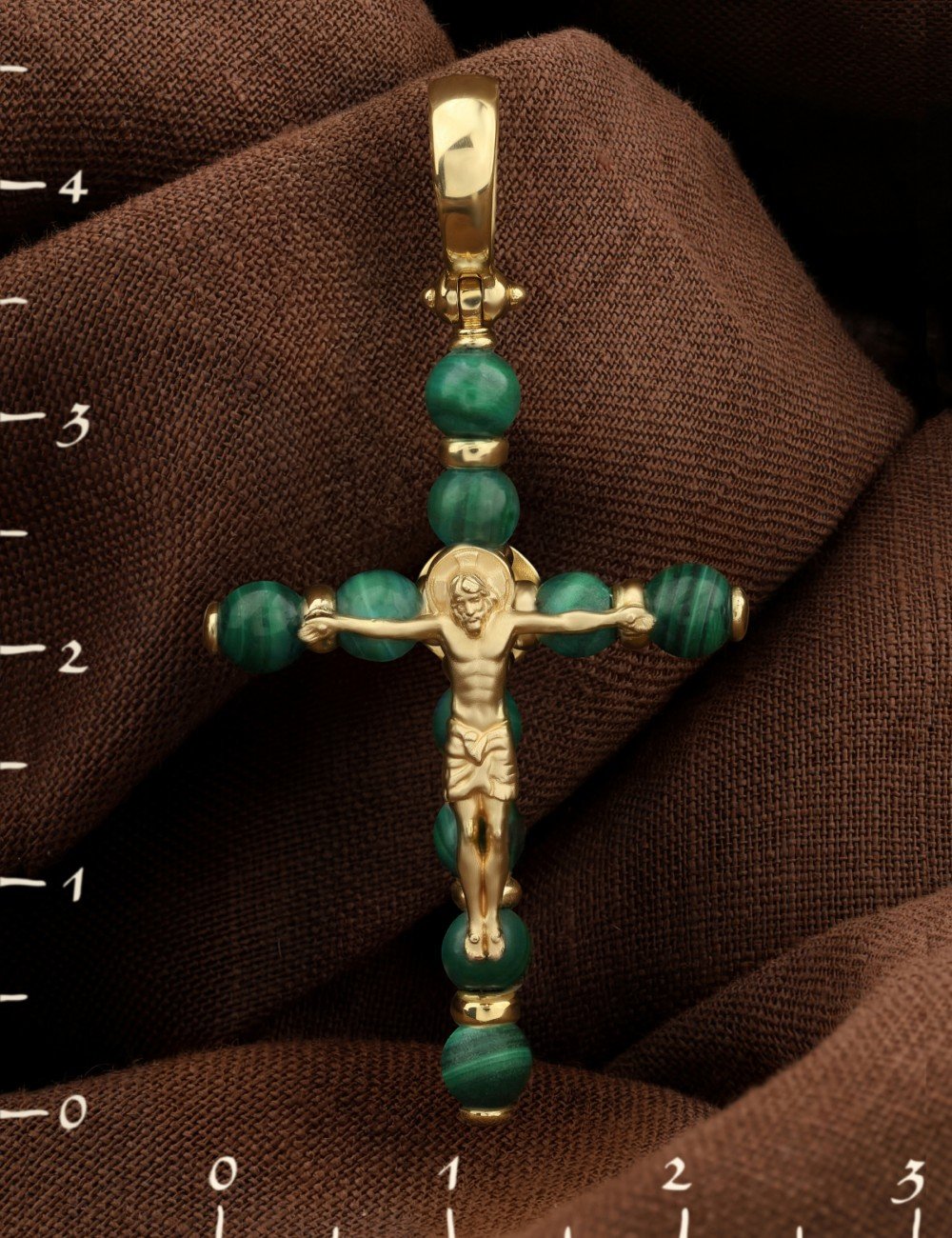 Крест из лимонного золота c малахитом