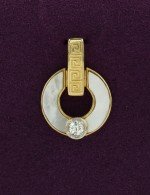 Подвеска из лимонного золота c бриллиантами и перламутром