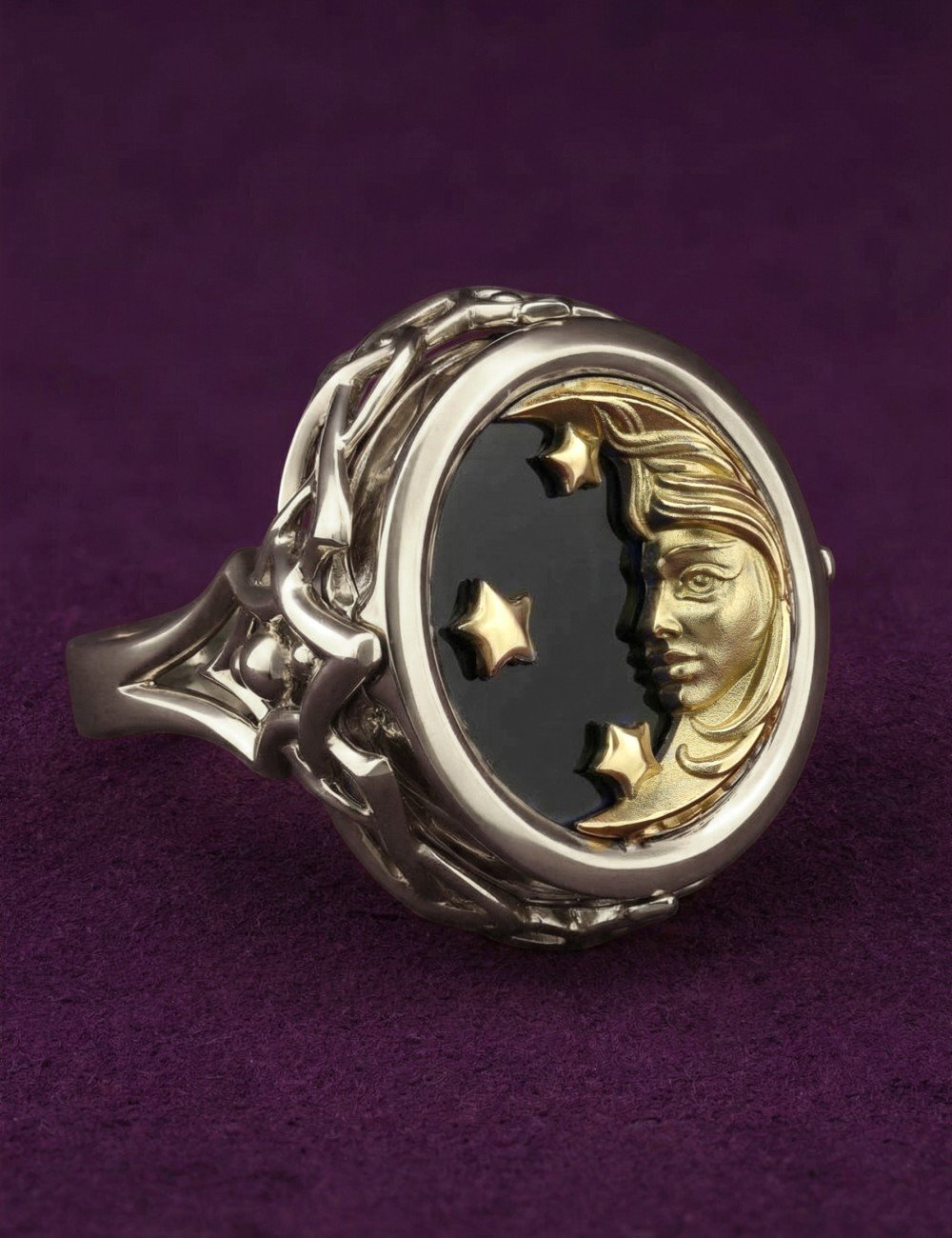 Кольцо из белого золота c ониксом и перламутром