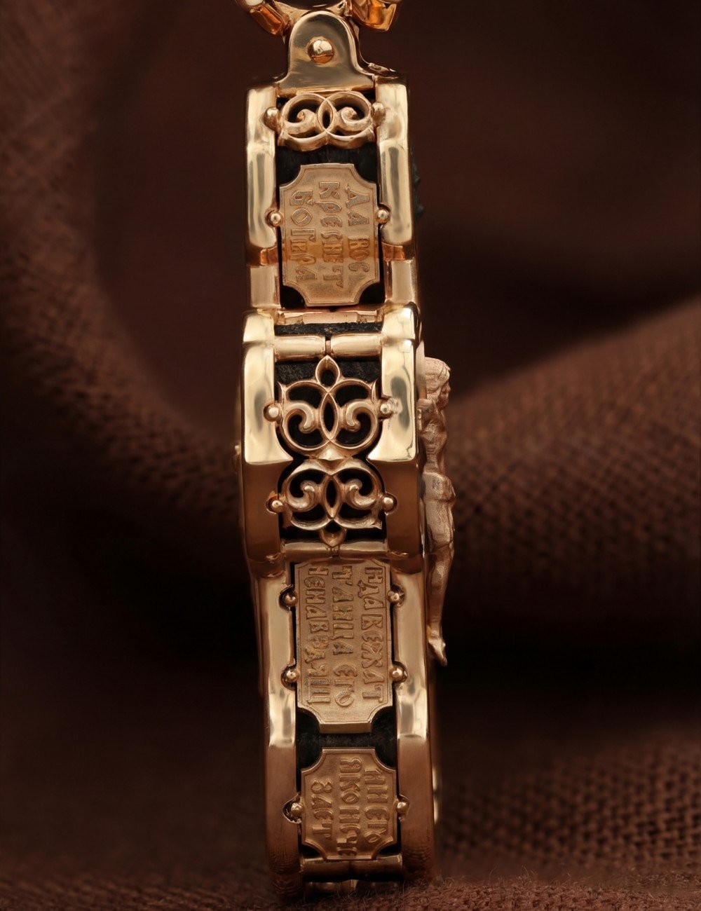 Крест из золота c эбеновым деревом