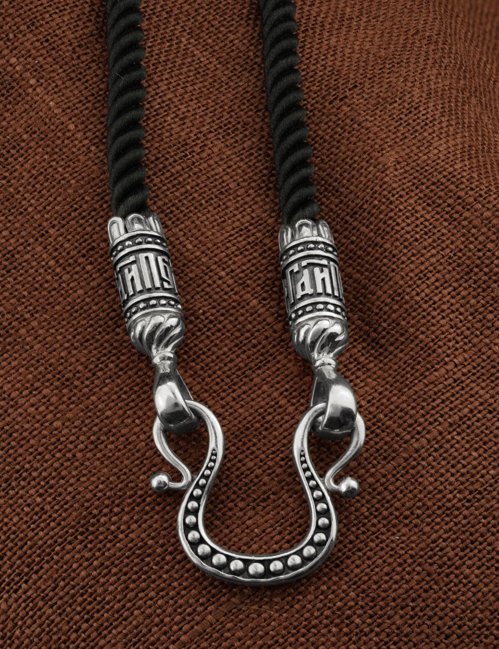 Шнурок шёлковый из белого золота c шёлковым шнурком