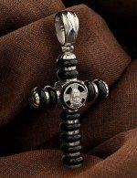 Крест из белого золота c ониксом