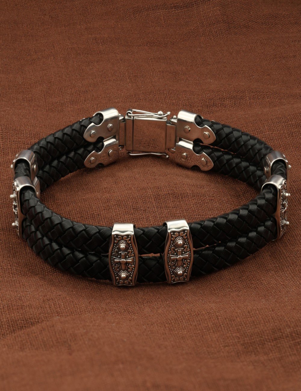 Браслет из серебра c кожаным шнурком