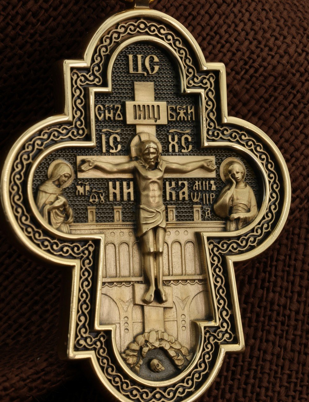 Крест из лимонного золота