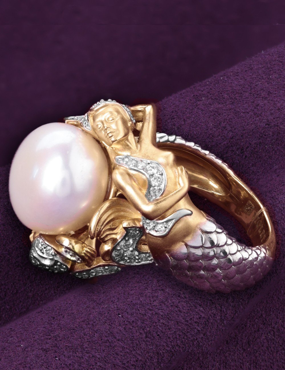 Кольцо из золота c бриллиантами и жемчугом