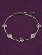 Браслет из белого золота c бриллиантами, ониксом и перламутром