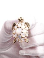 Брошь из лимонного золота c эмалью и перламутром