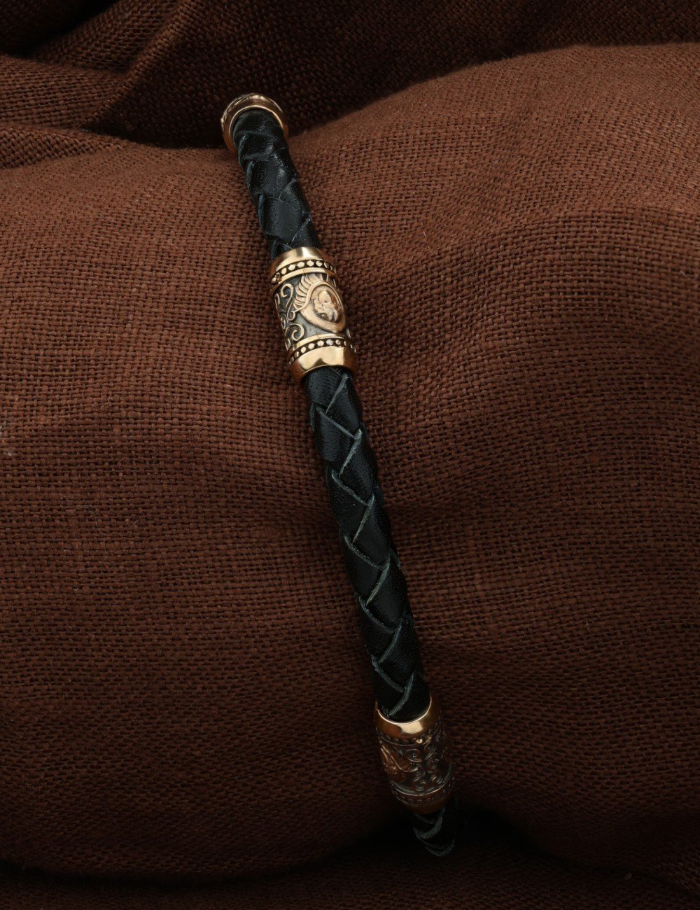 Браслет из золота c кожаным шнурком