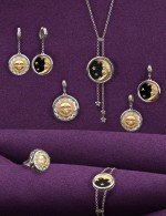 Подвеска из белого золота c ониксом и перламутром