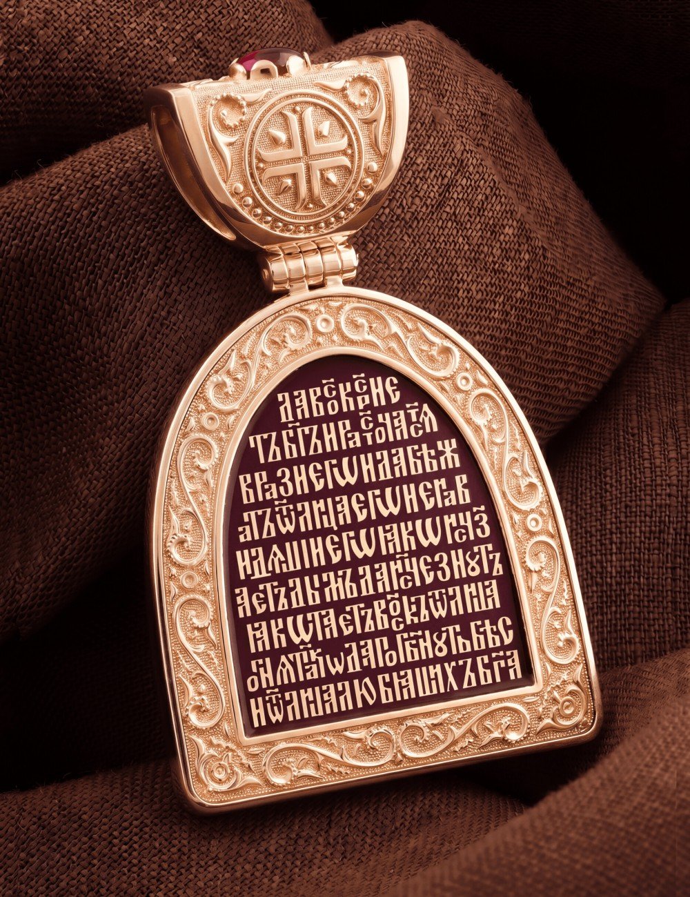 Образок из золота c эмалью и рубином