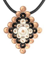 Подвеска из золота c ониксом и перламутром