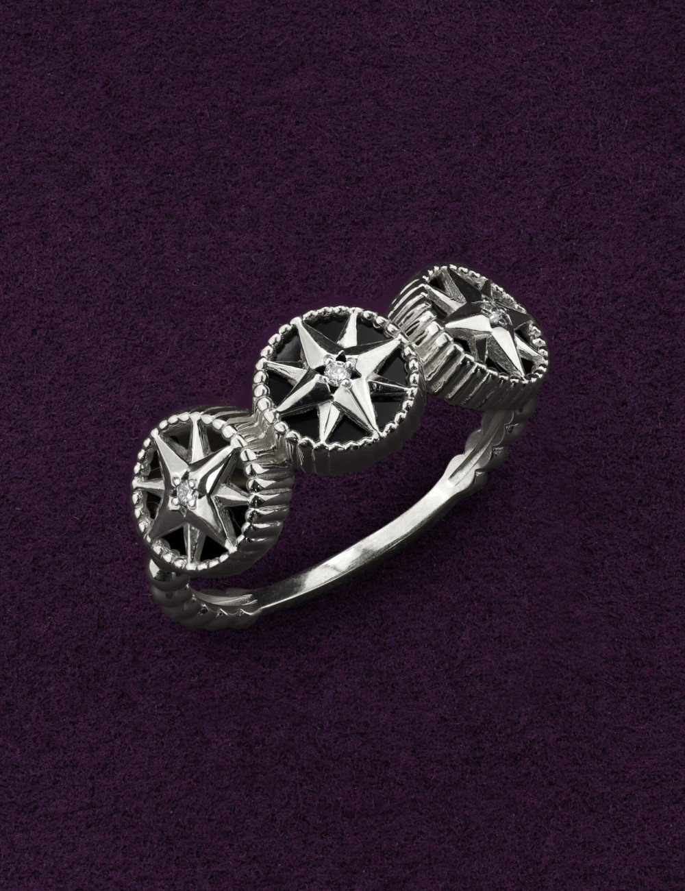 Кольцо из белого золота c бриллиантами и ониксом