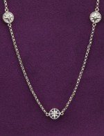 Колье из белого золота c бриллиантами, лазуритом и перламутром