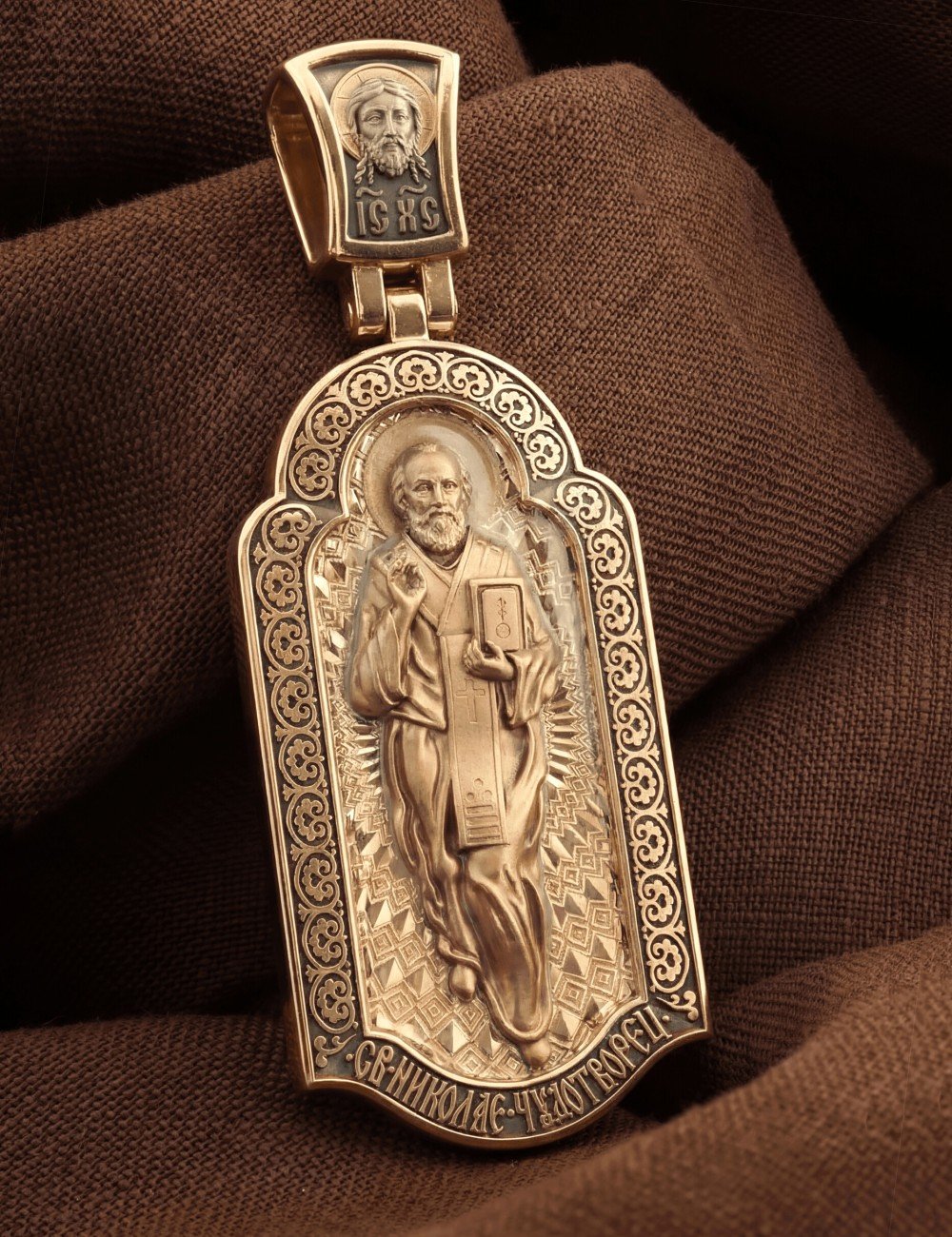 Образок из золота c эмалью