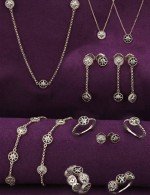 Колье из белого золота c бриллиантами, ониксом и перламутром