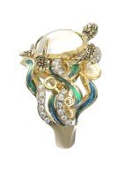 Кольцо из лимонного золота c эмалью, бриллиантами, жемчугом и перламутром