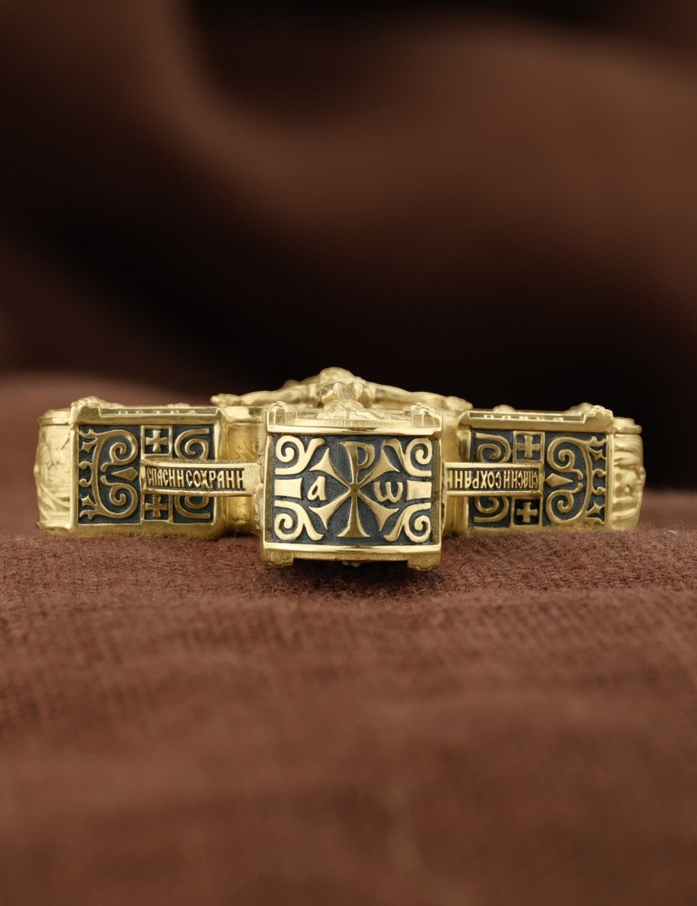 Крест из лимонного золота