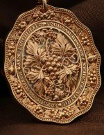 Образок из золота c эмалью, жемчугом, кораллом и перламутром