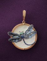 Подвеска из золота c сапфиром, эмалью и перламутром