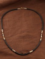 Гайтан из золота c кожаным шнурком и ониксом