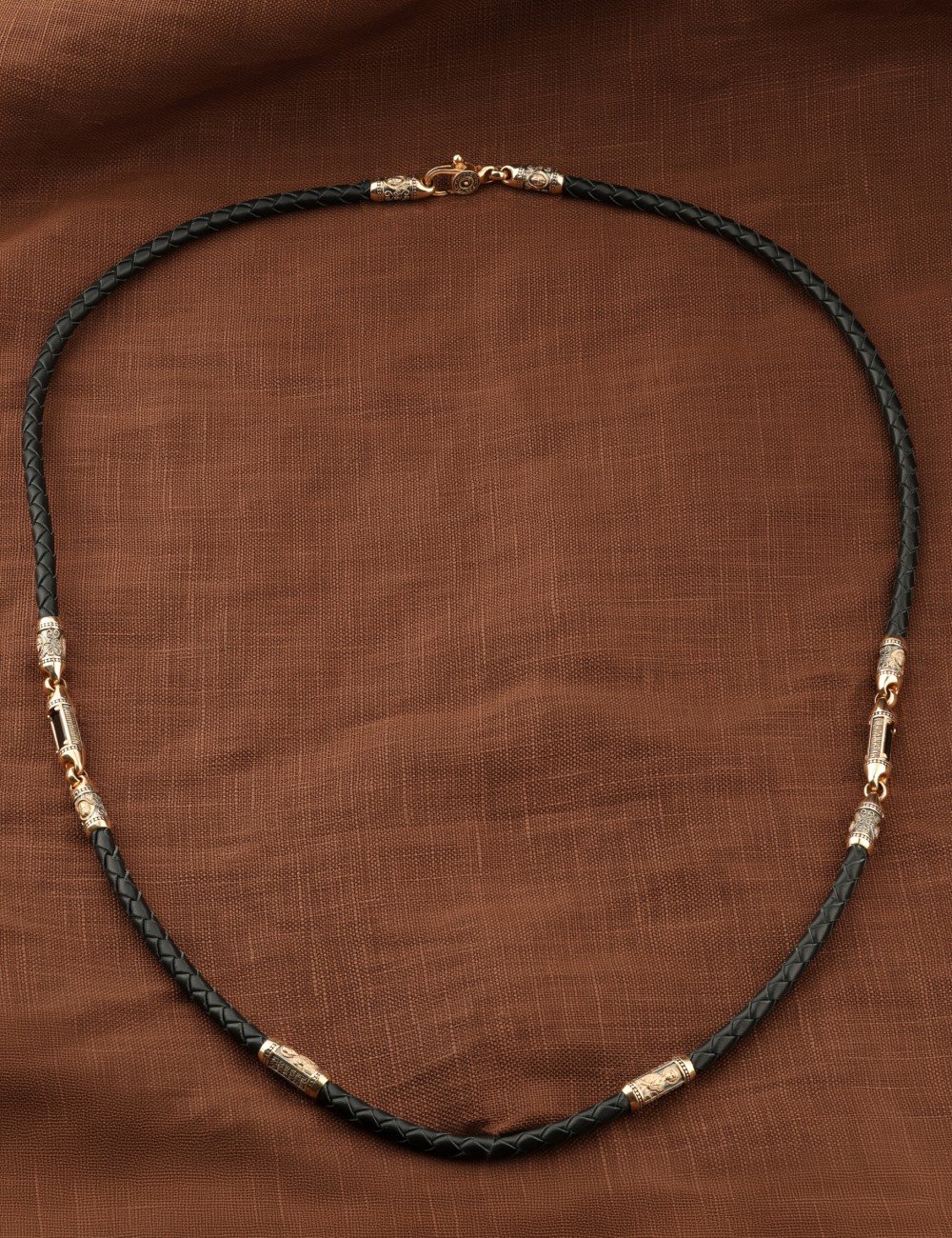 Гайтан из золота c кожаным шнурком и ониксом