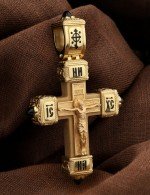 Крест из лимонного золота c эмалью, ониксом и деревом груши