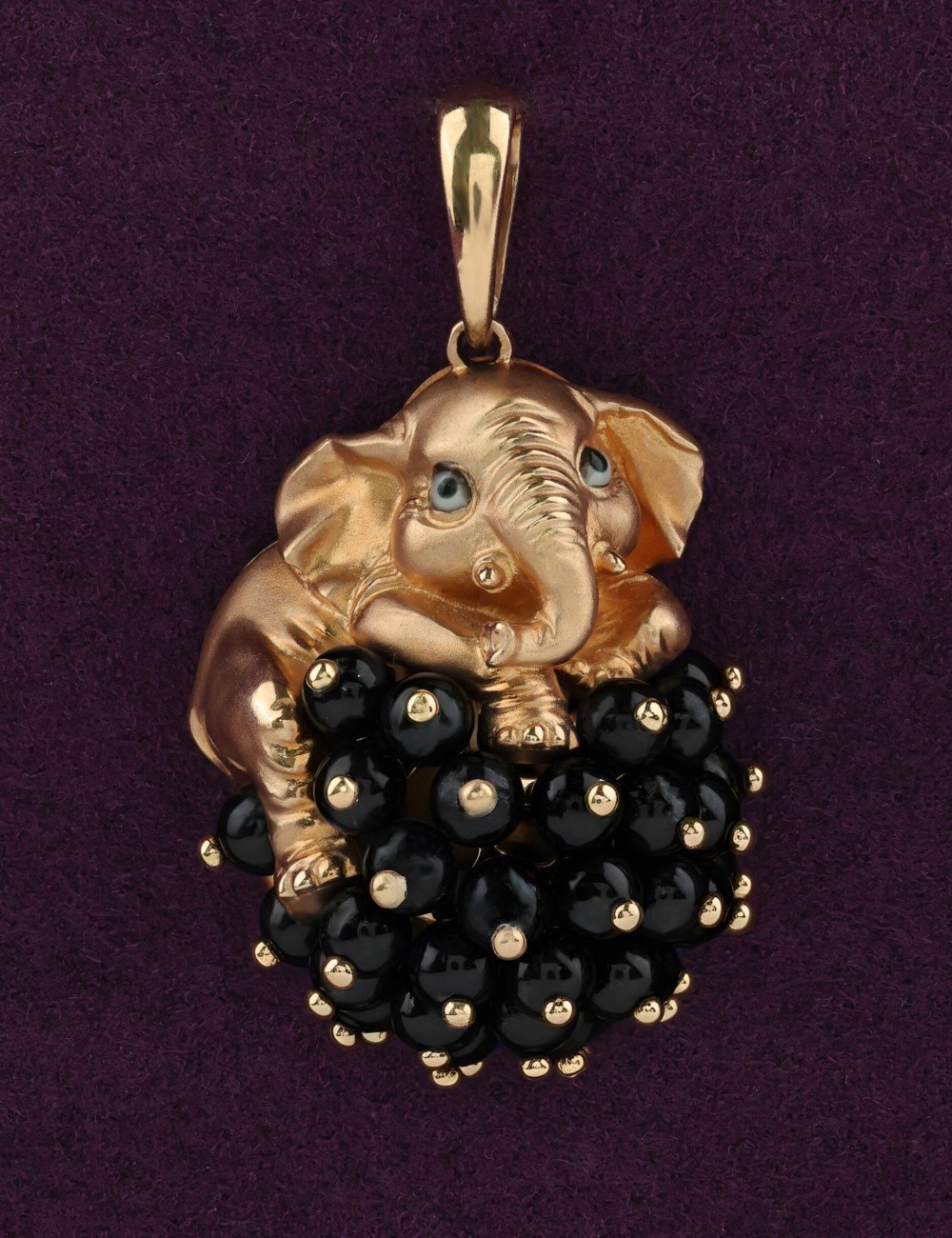 Подвеска из золота c эмалью и ониксом