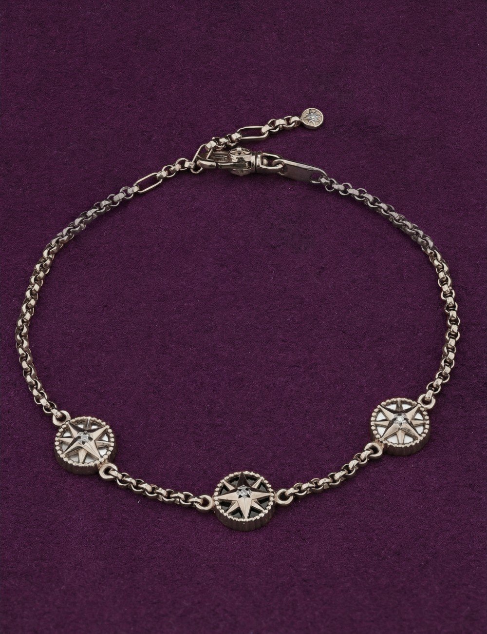 Браслет из белого золота c бриллиантами, ониксом и перламутром