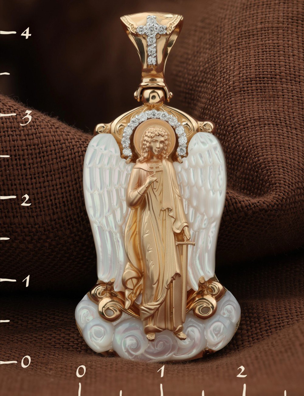 Образок из золота c бриллиантами и перламутром