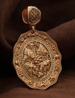 Образок из золота c эмалью, жемчугом, кораллом и перламутром