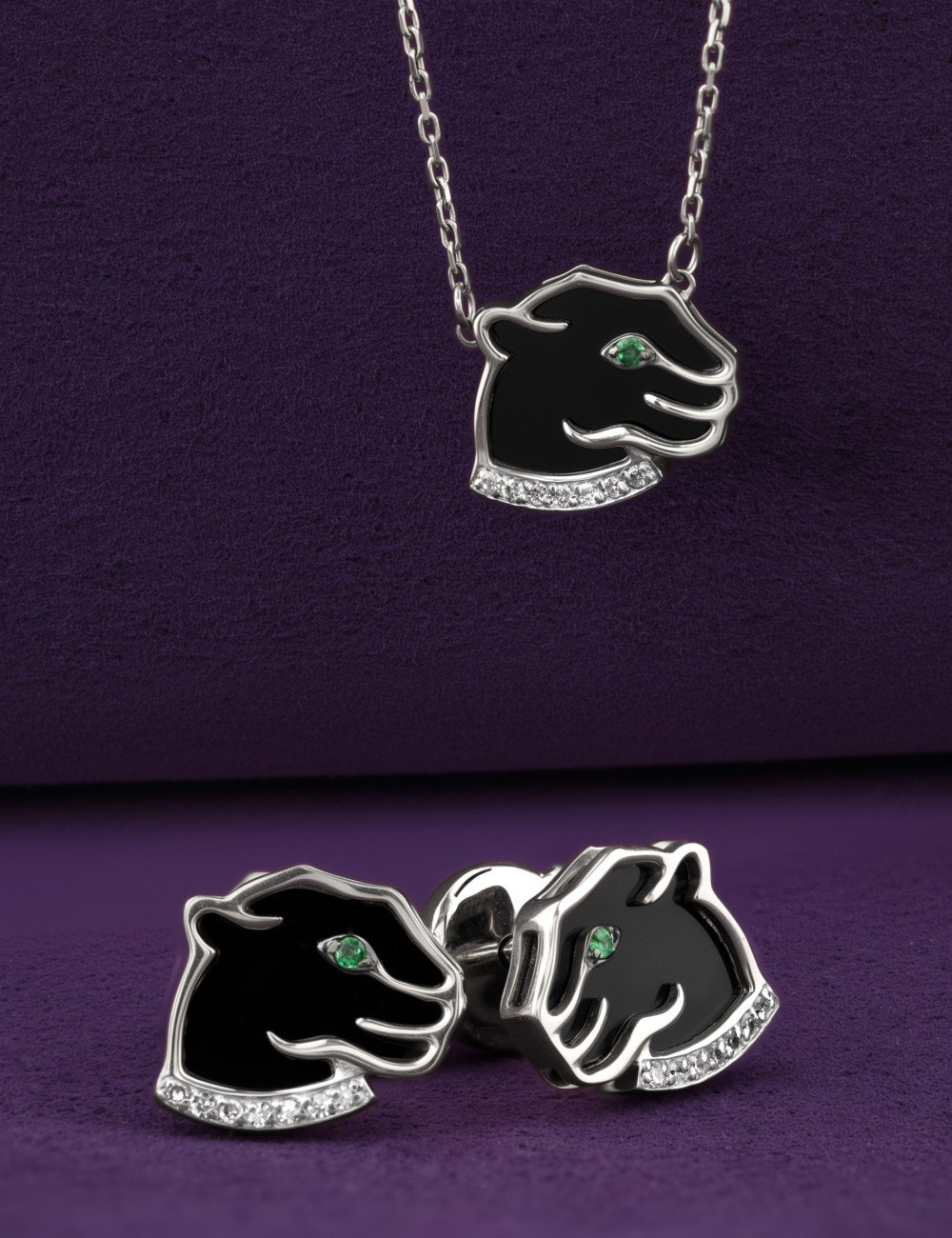 Серьги из белого золота c бриллиантами, изумрудом и ониксом