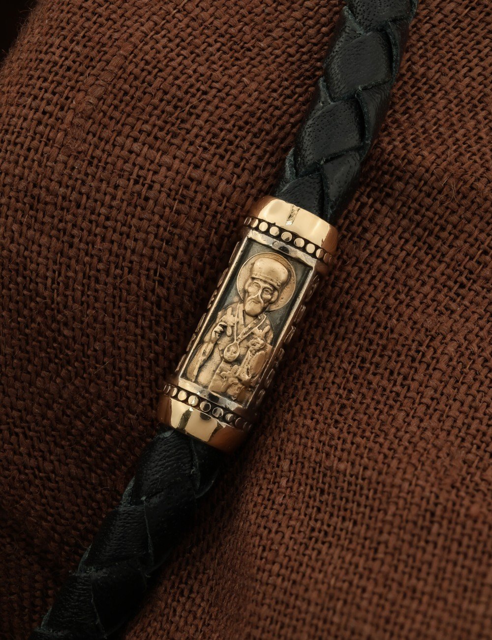 Браслет из золота c кожаным шнурком