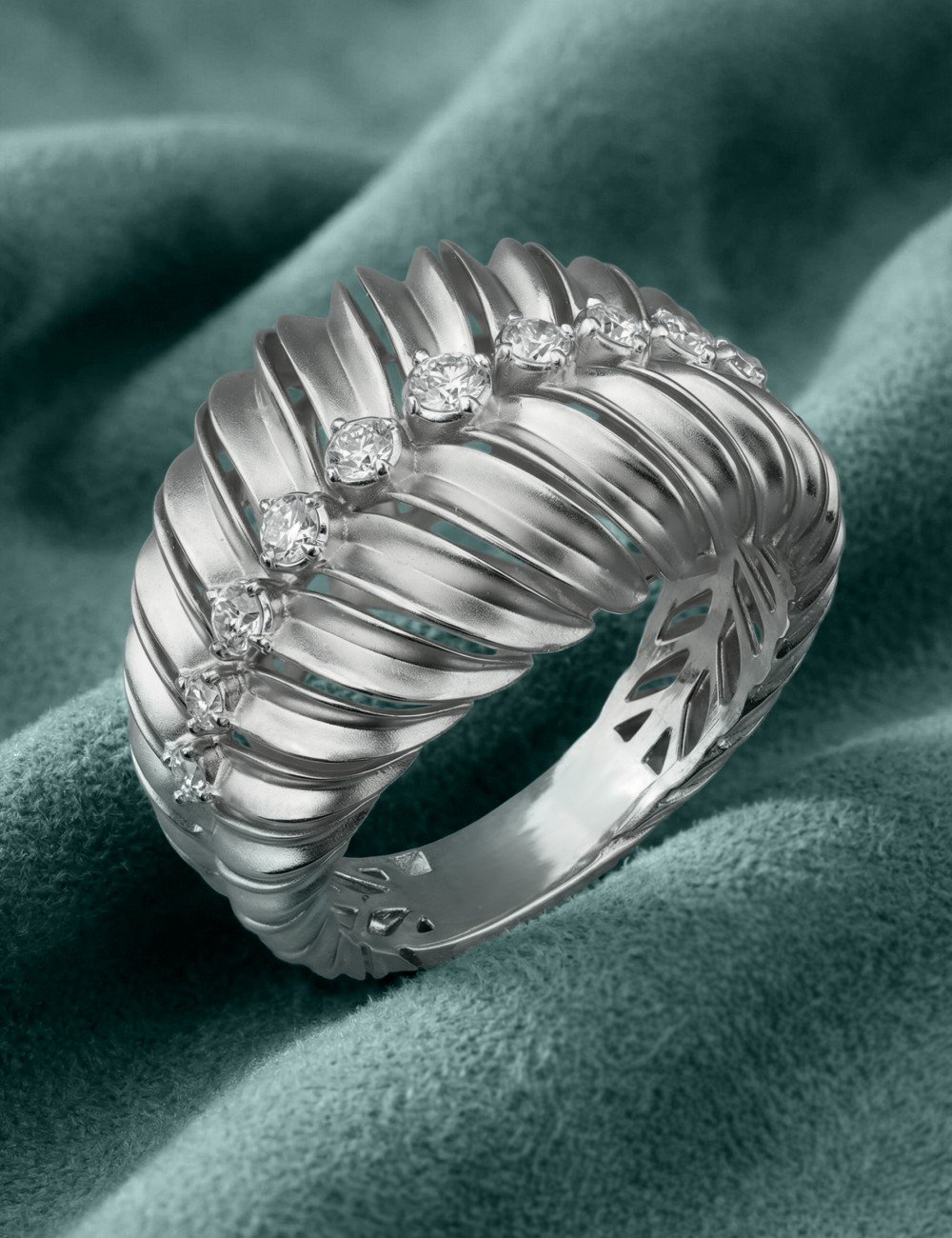 Кольцо из белого золота c бриллиантами