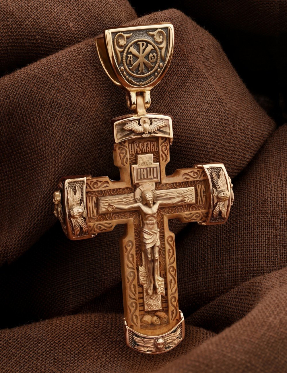Крест из золота c деревом груши