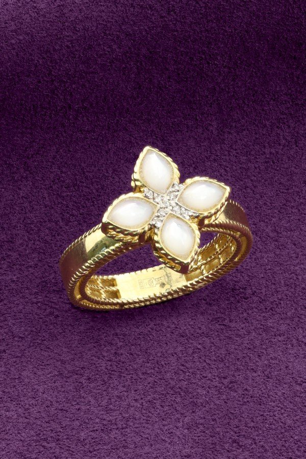Кольцо из лимонного золота c бриллиантами и перламутром