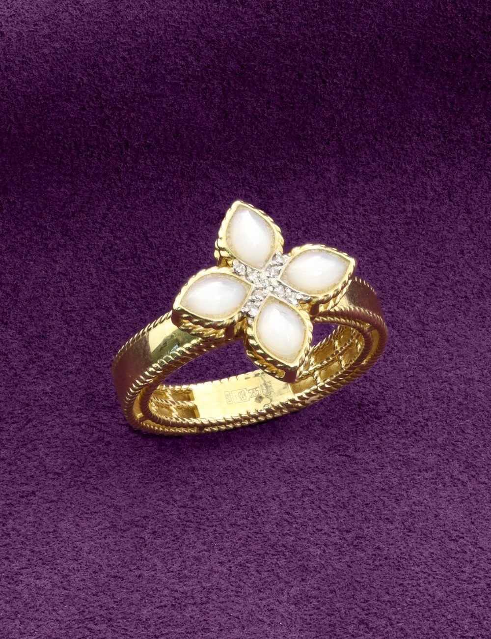 Кольцо из лимонного золота c бриллиантами и перламутром