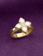 Кольцо из лимонного золота c бриллиантами и перламутром