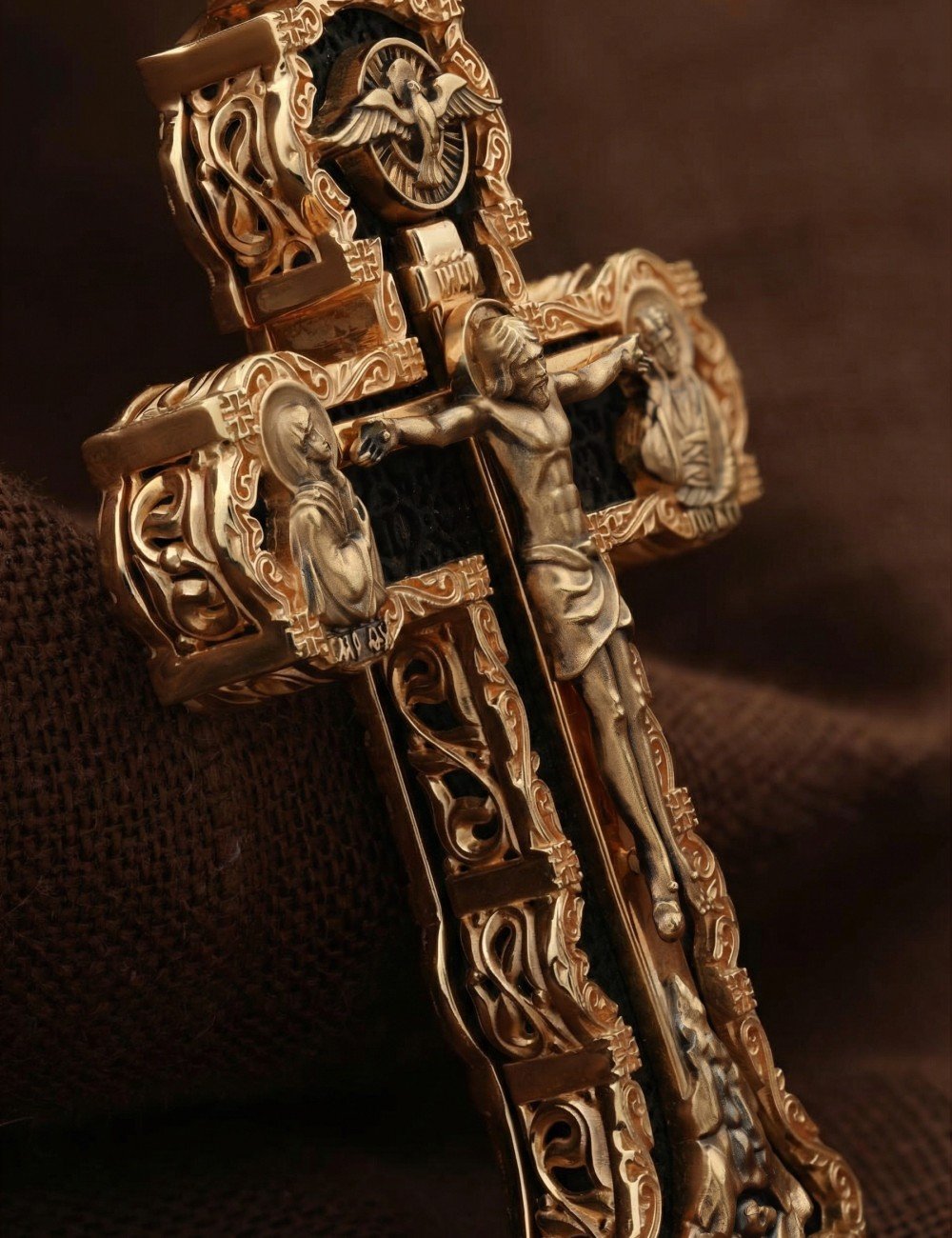 Крест из золота c эбеновым деревом