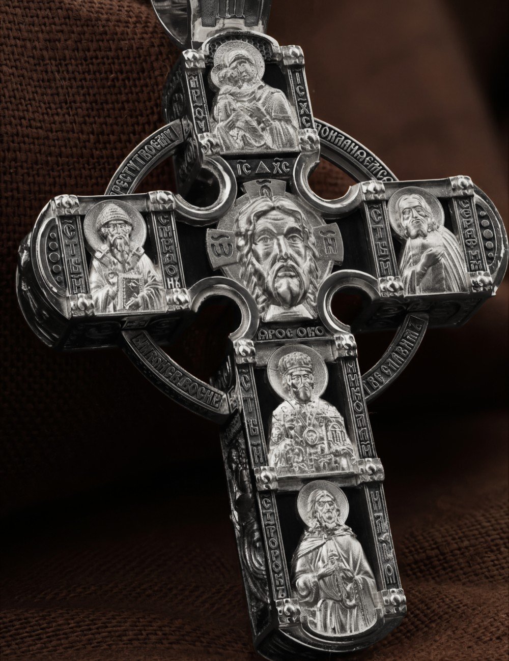 Крест из белого золота c эбеновым деревом