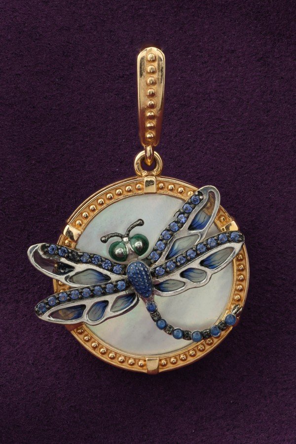 Подвеска из золота c сапфиром, эмалью и перламутром