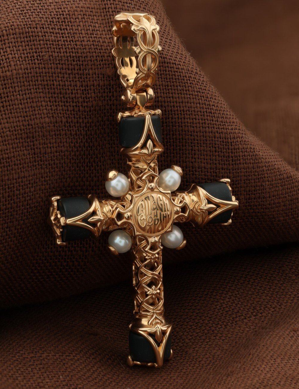Крест из золота c ониксом и малахитом